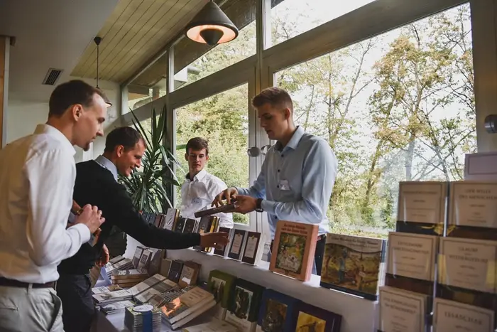 Büchertisch mit christlicher Literatur bei einer Veranstaltung der ERB Wetzlar